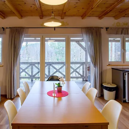 Kaszuby - Jezioro I Zoo W Szarlocie פארק נופש