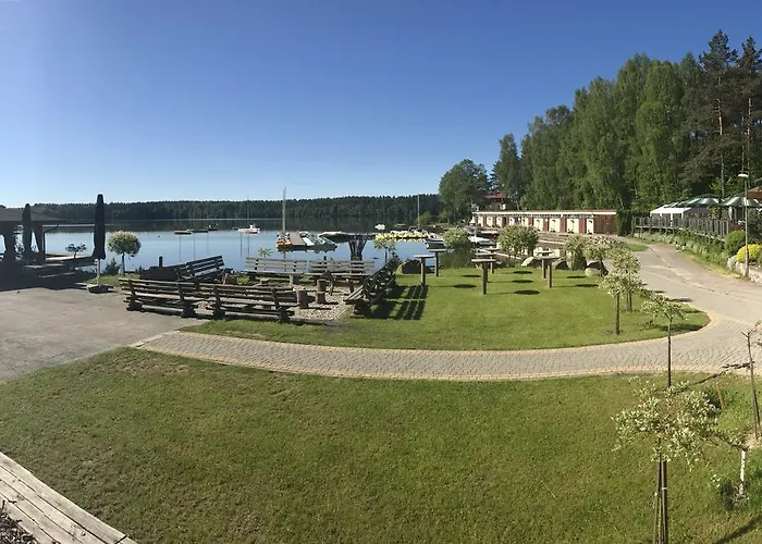 Kaszuby - Jezioro I Zoo W Szarlocie Semesterpark